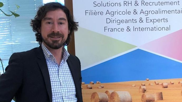 Fabien Vallaud, consultant senior pour le cabinet de recrutement Synovivo, invite à s’intéresser à la pertinence de recruter des candidats de plus de 50-55 ans.